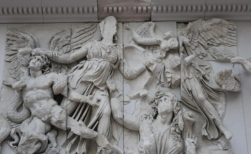 Atenea lucha contra Alcioneo, detalle del friso de la Gigantomaquia, Altar de Pérgamo, Berlin