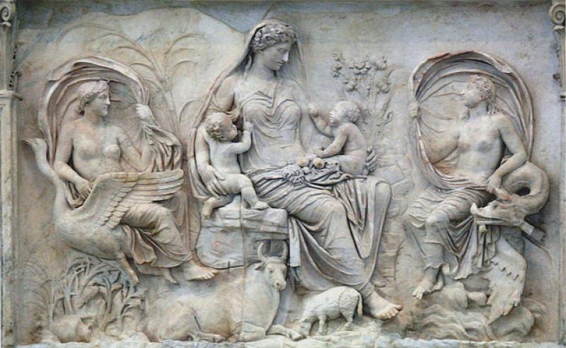  Bajo relieve de la Madre Tierra, Tellus Mater, en el Ara Pacis, Roma W.Commons, foto Chris Nas