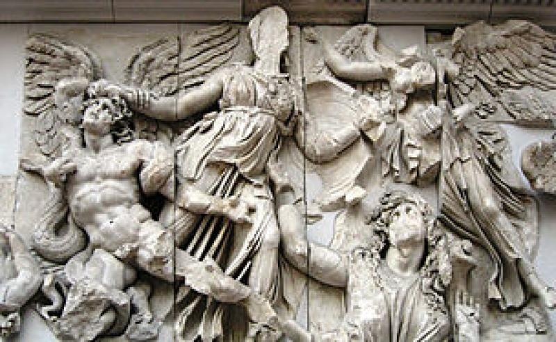 5. Atenea lucha contra Alcioneo, detalle del friso de la Gigantomaquia, Altar de Pérgamo , Berlin