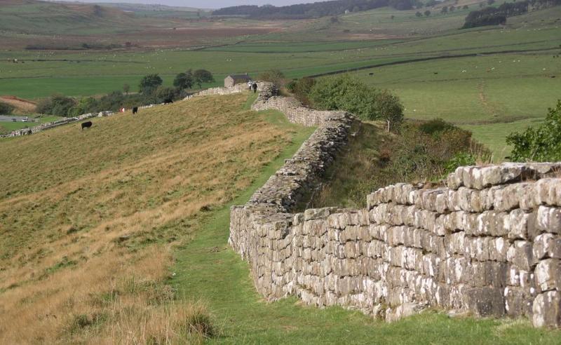 12. Hadrians_wall_at_Greenhead_Lough(21_22_Expansión y defensa del Imperio )