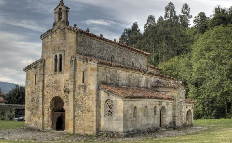 Iglesia prerrománica construida en el año 892, Villaviciosa (Asturias, España), junto al Monasterio de Santa María de Valdediós.