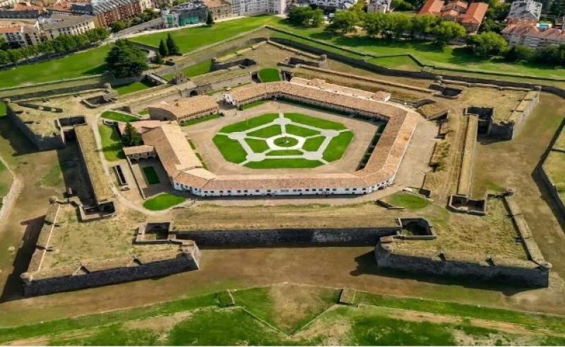 Felipe II y  la Fortaleza de S. Pedro (1592-1598)